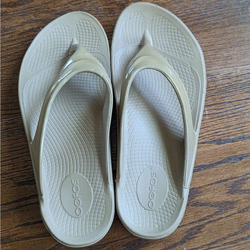 Oofos sandals size 9